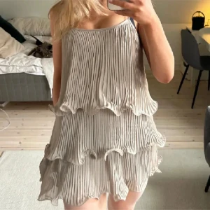 Beige volangklänning - SUUPER SNYGG klänning från H&M !! lånad bild 