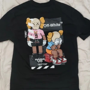 Off_White TM - Den passar nästan allt jätte bra kvalite fin jag har använt den fåtal gånger men den ser samma som ny ingen skillnad det finns ingen bläck  eller smuts skador.