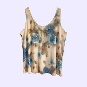 topp med rosor  - jättefin y2k topp med rosor köpt på beyond retro, aldrig använd. säljer då den inte riktigt vad min stil!