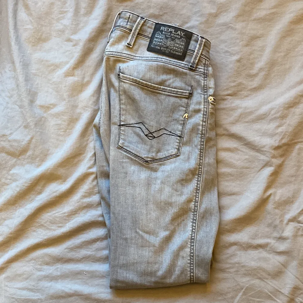 Tjo, säljer ett par riktigt feta gråa jeans. Märket är Replay och modellen heter anbass, ny pris runt 1500kr. Storlek W29 L32. Säljer pga att dem börjar bli för små men hade gärna velat ha kvar dem. Inga defekt skick 10/10. Skriv vid fråga🤩💬 Mvh LC💯. Jeans & Byxor.