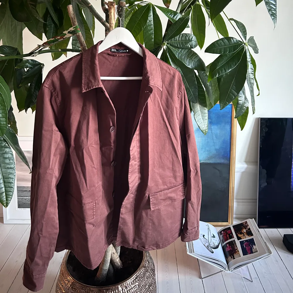 ZARA OVERSHIRT BOUGHT ON ZARA APP NEVER WORN ONLY TRIED NO TAG PROOF OF BUY AVAILABLE  SIZE L, FITS SOMEONE WHO WEARS XL ALSO. DM ME 🕷️💯💯🕷️🕷️. Jackor.