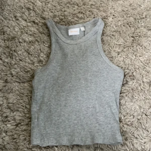 Linne  - Säljer detta linnet i st 146/152 i grå färg från Gina Tricot ett väldigt fint linne i ny skick 🩶🩶😍👌🏻