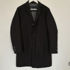 Herno jacka svart - Säljer en svart fodrad Herno jacka i mycket gott skick. Storlek 46, inre ärmlängd 43 cm mätt från ärmhål ned till ärmens slut. Vatten och vindtätt Herno Tech membran. 