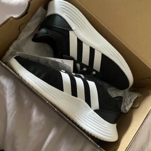 Adidas skor  - Säljer Adidasskor * Helt nya, inte använda alls * Storlek 32 Går att frakta då säljaren står för frakten, går absolut ner i pris vid snabb affär.