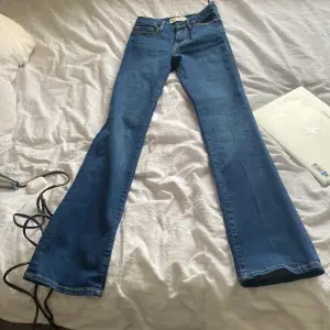 Jätte fina snygga bootcut jeans! Köpte för 379kr men säljer för 200.