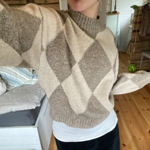 Grå stickad tjocktröja - En superskön gråvit rutig stickad tjocktröja💕🩶🤍