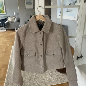 Säljer min vår/sommar jacka! - Jag säljer den på grund av att den är för liten. Jag köpte den ny i somras och används ungefär 4 gånger. Den är i fint skick och har inga skador på något sätt.