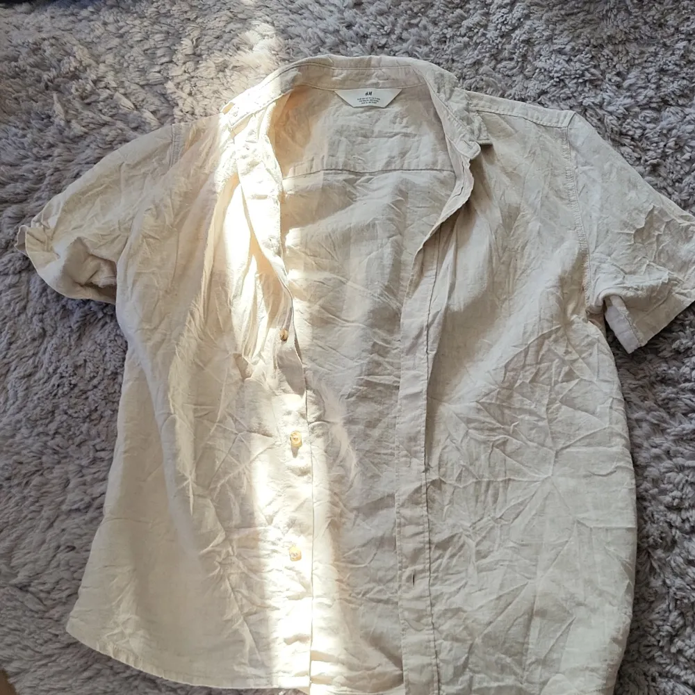Linneskjorta perfekt till sommaren, säljer varan för den var för stor i ärmarna för mig ❗️ALDRIG ANVÄNT❗️. Skjortor.