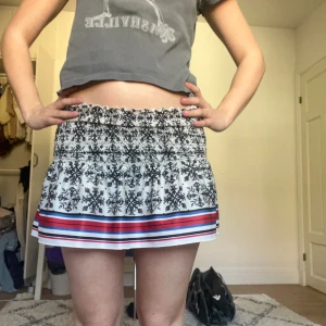 Zara kjol/topp - Har använt denna som en kjol men det är en topp🩷man kan ha den som båda 🩷den är i storlek S men väldigt stretchig i midjan 🩷