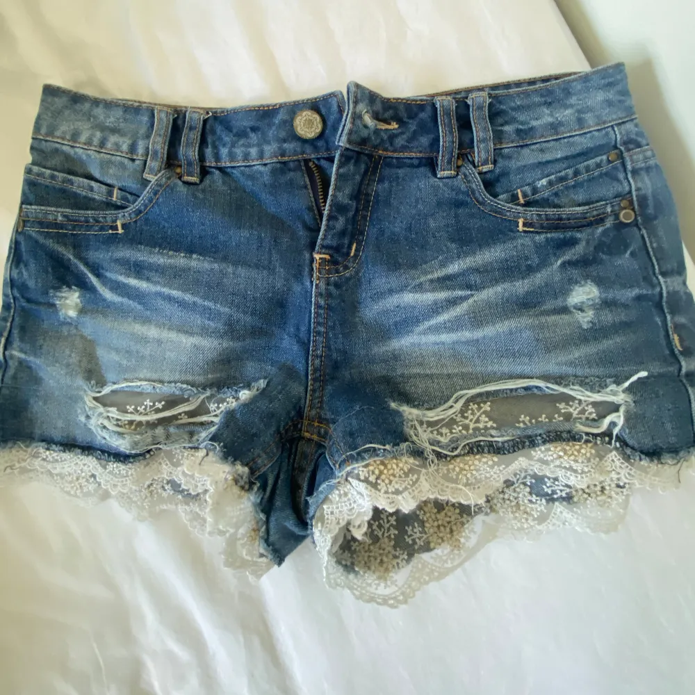 säljer dessa så himla söta jeansshorts med spets detaljer då de är för stora för mig tyvärr😪😪. Shorts.