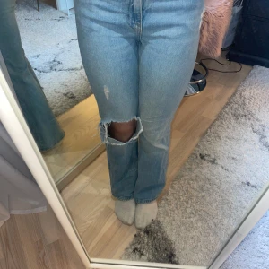 Blåa bootcut jeans - Säljer ett par blåa jeans från Gina💗 nyskick! Det är lite lågmidjade men inte för mycket! Säljer då det är försmå för mig… köpte för 400kr säljer för 250kr!hör av dug till mig om man vill ha fler bilder på dom!