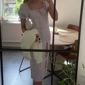 Blommig klänning  - Superfin klänning med en lite högre slits 💕 
