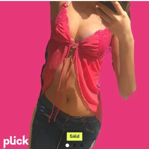 2000’s linne  - Jättefint linne som jag köpte här på Plick (OBS. Inte mina bilder). Jag har endast provat linnet men inga defekter alls🌸