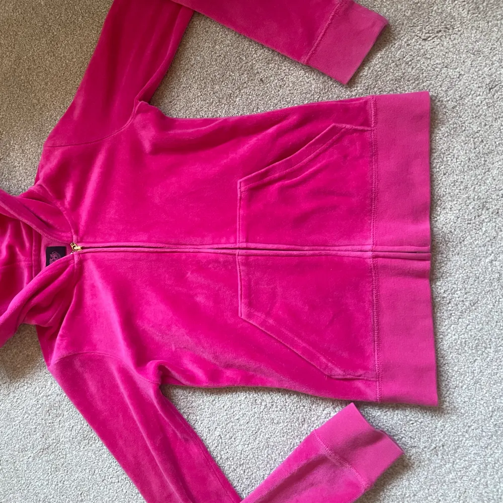 Bra skick.rosa fin tröja från juicy couture.. Hoodies.