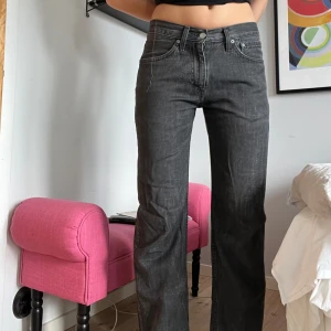 Svarta/ gråa levi’s jeans - Jag säljer mina jätte fina levi’s jeans. Använd fåtal gånger och är i jätte bra skick. Passar bra på mig som är 172. Hör av er vid frågor💕💕💕