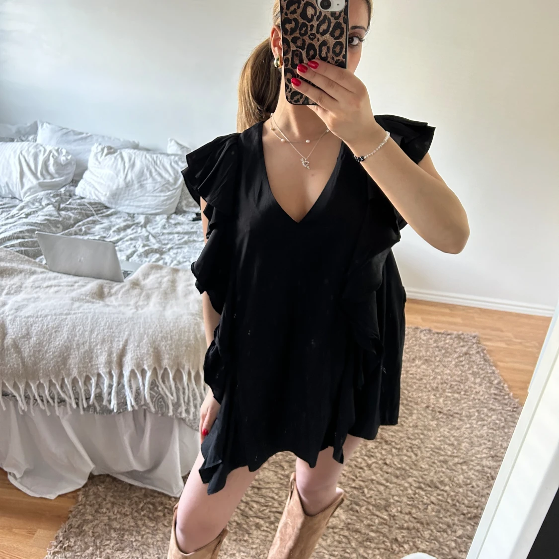 Svart klänning med volanger  - 91