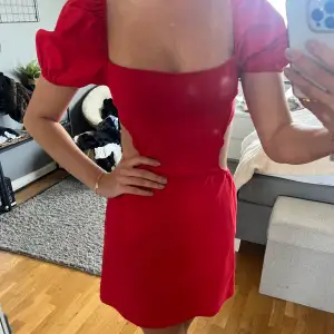 Röd klänning med öppen rygg som kan knytas valfritt, Str S