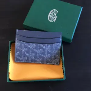 Tja, säljer denna feta goyard plånbok i färgen mörk grå. Den är 1.1 och är helt ny du får med box och annat till den kan sänka priset vid snabb affär. Om ni har frågor kan ni skicka pm!😸