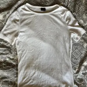 Jättefin ribbad basic t-shirt från Gina tricot, knappt använd & inga tecken på användning