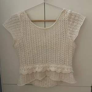 Virkad söt Blu! - Så söt blus, perfekt till sommaren! Så fin i ryggen!Säljer pga att den tyvärr har blivit för liten. Blusen är  i mycket bra skick och är ifrån Zara! I blusen står det att storleken är 13-14 år men skulle säga att den passar ca. Xs.