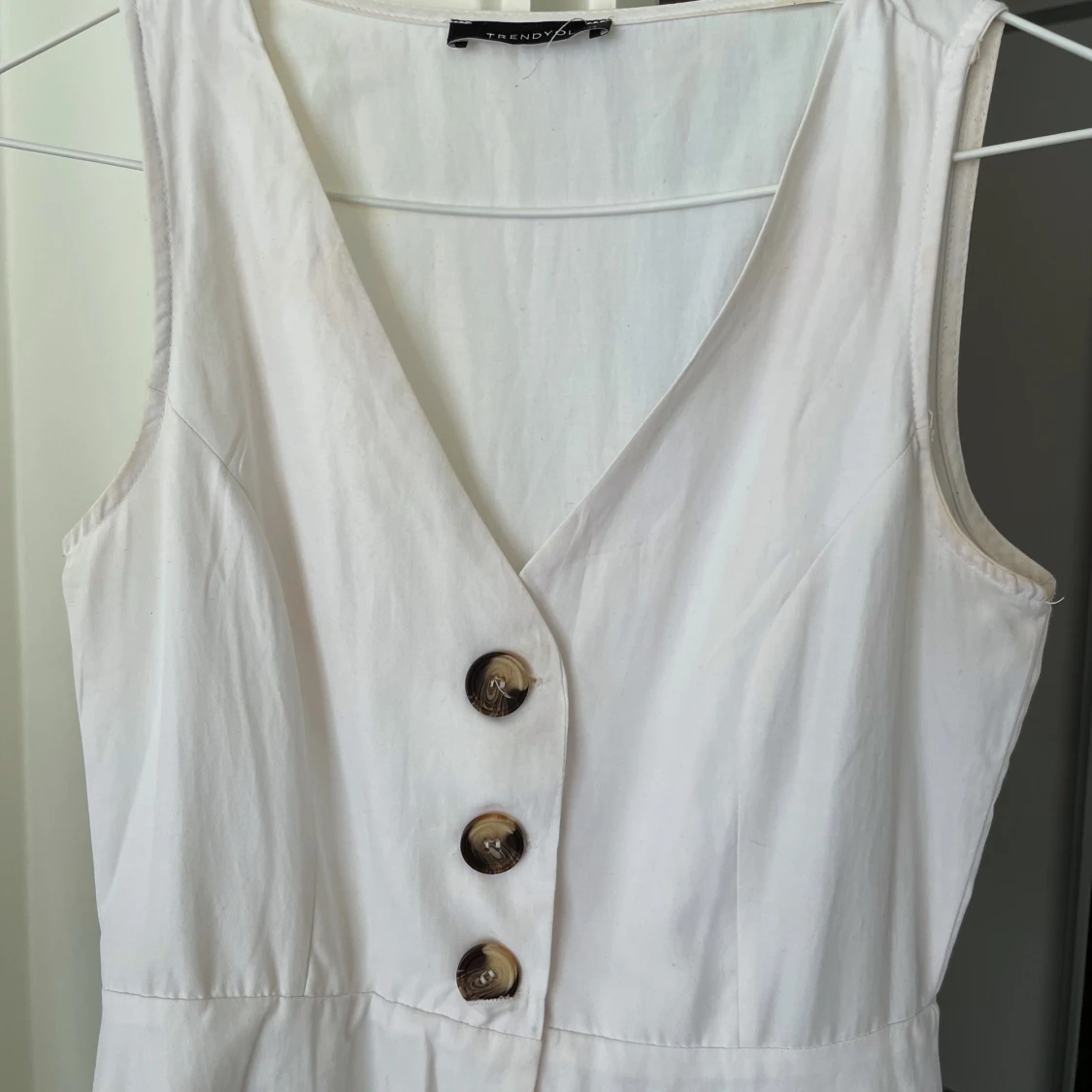 Vit sommarklänning med knappar  - 90