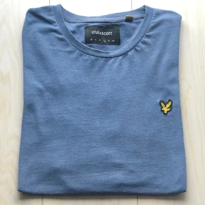 Lyle & Scott T-Shirt  - lyle & Scott T-shirt i använt men mycket gott skick. Storleken är L och tröjan är välpassande på mig som är 1,86 och något bredaxlad.