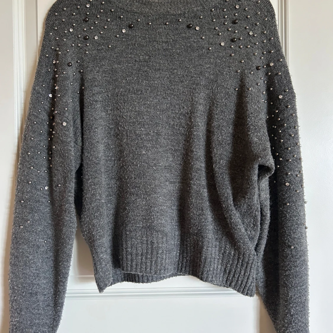 Grå stickad tröja
