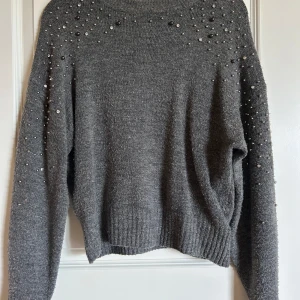 Grå stickad tröja - Fin stickad tröja med pärlor. Säljer för att den inte kommer till användning längre💕💕