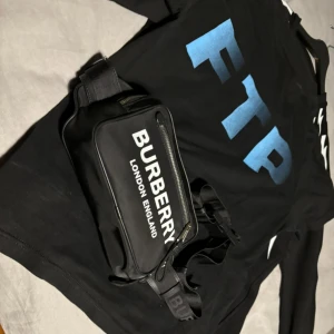 Burberry Nylon Belt Bag - Burberry Nylon Belt bag  -One Size  -Cond 9/10 -Köpt på miinto  -Nypris runt 8000kr Pris går att diskutera 