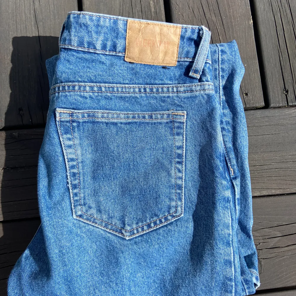 Low waist jeans från weekday, modell ”PIN”, storlek 26/32💓. Jeans & Byxor.