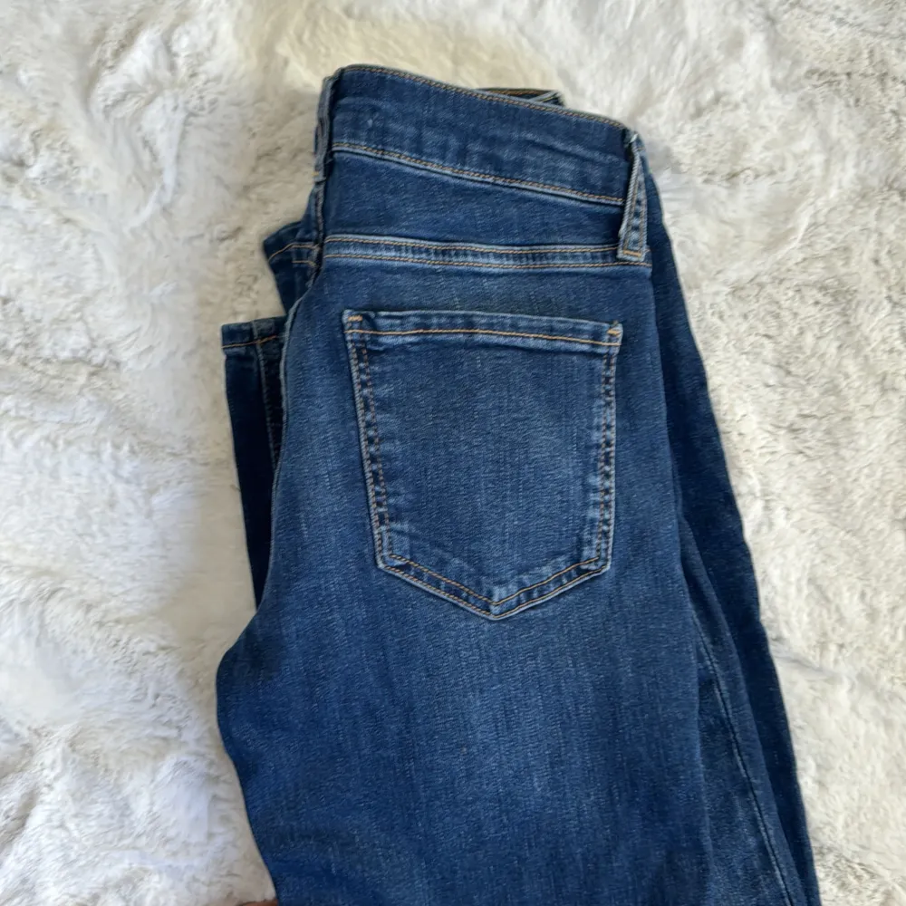 Säljer dessa fina jeans från zara som endast är använd en gång i storlek 36💕. Jeans & Byxor.