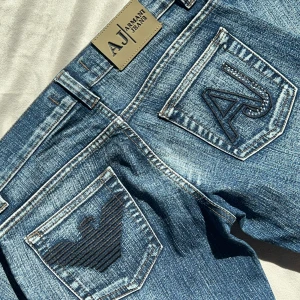 Lågmidjade Bootcut jeans  - Världens snyggaste jeans från Armani.  I storlek w28 l32. Tyvärr för stora för mig, innerbenslängd: 78 midjemått:36 x2 vill du köpa trycker du på köp nu, jag postar inom 24h