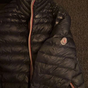 Moncler jacka - Hej igen! säljer nu min fina Moncler jacka (äkta)☺️🌹 inga skråmor alls utan är som ny, som sagt rökfritt/djurfitt😊 hoppas ni gillar den med❤️😌