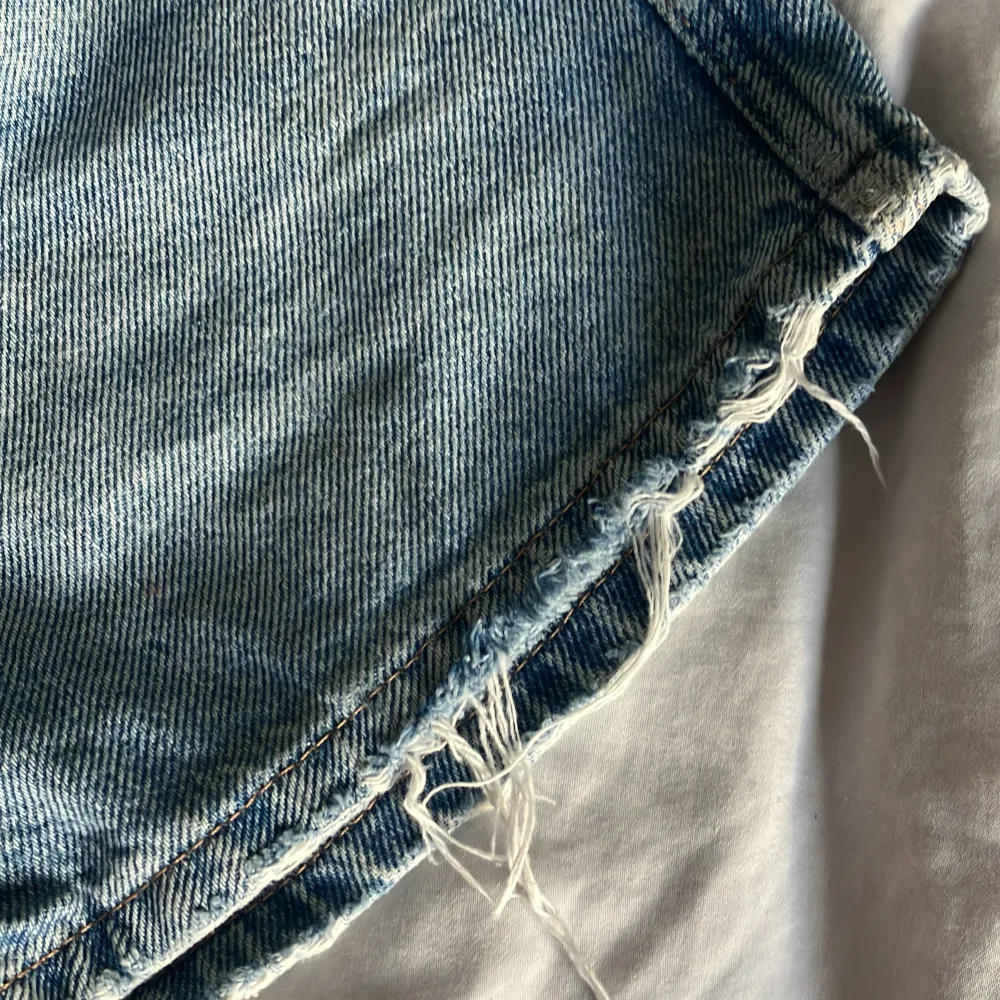 Säljer mina skitsnygga jeans shorts då de inte passar längre i midjan. Är köpta för några år sedan men har inga skråmor och är i fint skick. Perfekt nu till sommaren! Hör av dig innan köp, köparen står för frakten. 🌺🌷💗💖. Shorts.