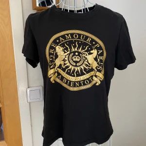 T-shorts med tryck  - Snygg att tuffa till den med en kavaj