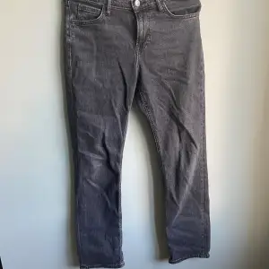 Nu säljer jag dessa svarta Lee jeans i storlek 28:32! Skick 9/10 nästan helt oanvända | Nypris≈1000kr mitt pris 349kr! Modell=West | Kontakta mig vid fler frågor eller funderingar! 