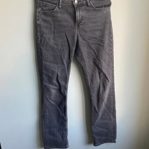 Svarta Lee jeans - Nu säljer jag dessa svarta Lee jeans i storlek 28:32! Skick 9/10 nästan helt oanvända | Nypris≈1000kr mitt pris 349kr! Modell=West | Kontakta mig vid fler frågor eller funderingar! 