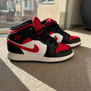 Jordan 1 Mid - Säljer nu mina Jordan 1 Mid som endast använts två gånger. Köparen står för frakten. Skriv för fler bilder eller vid eventuella frågor.