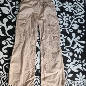 Cargobyxor  - Begia Cargobyxor av 100% bomull. Använda ganska mycket men inga skador eller fläckar 9/10. Skulle bara behövas stryckas. Säljer pgv att jag inte använder dem längre. Nypris 200kr💕
