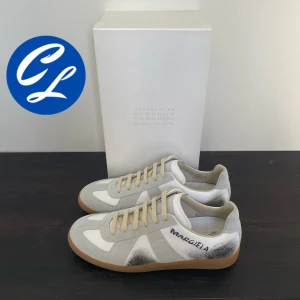 Maison Margiela Skor (HELT NYA) - Tja! Nu säljer vi dessa sjukt feta Maison margiela skorna! Skorna är HELT NYA aldrig använda. Storlek 41. Allt og på bilderna medföljer vid köp. Tveka inte att höra av dig vid minsta fråga eller fundering!