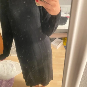 Svart stickad klänning  - Säljer denna jättemysiga klänningen som är helt oanvänd från vila som tyvärr är för stor för mig. Nypris 449 kr 