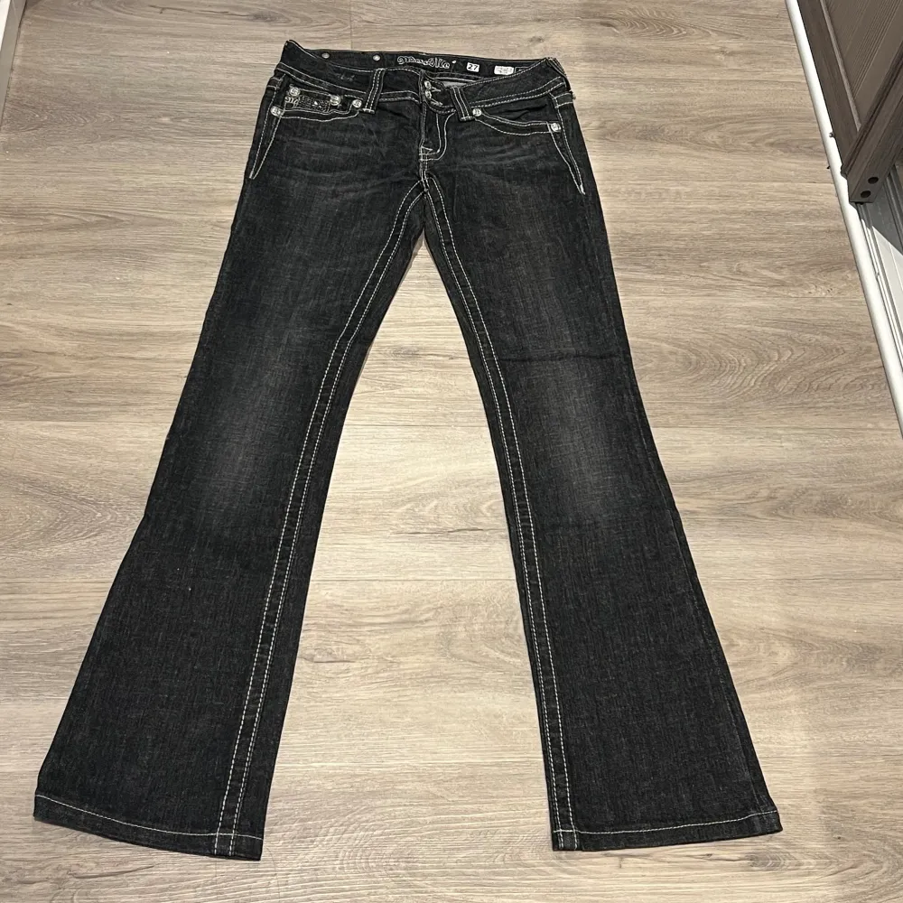 🔻Inga bild på pga för små🔻Jätte snygga miss me jeans i boot modell💐Midjemått 34cm (raktöver) o innerbenlängd är 80cm. Jämför gärna måttet med dina byxor hemma❤️Tar emot bud. Jeans & Byxor.