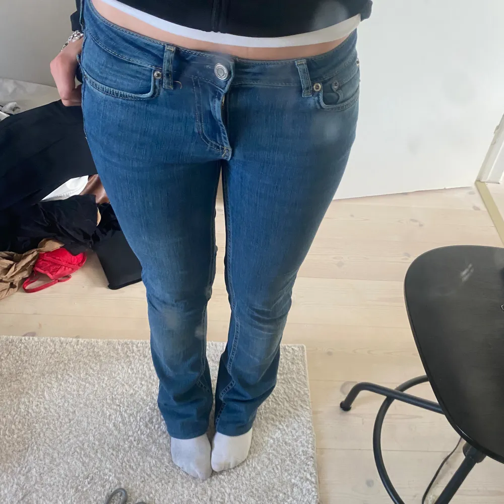 Blåa lågmidjade jeans från zara i strlk 32. Jag är 160cm!. Jeans & Byxor.