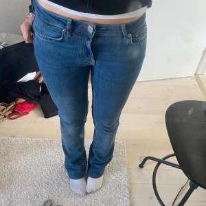 Lågmidjade jeans! - Blåa lågmidjade jeans från zara i strlk 32. Jag är 160cm!