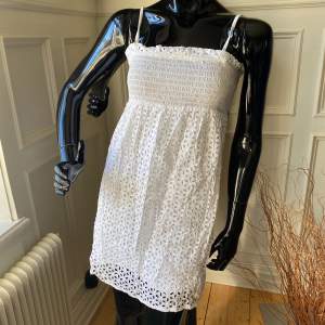 Adorable cotton eyelet dress with removable straps. Vintage y2k purchased in the States from Victoria’s Secret catalog. Worn once! Lined. 