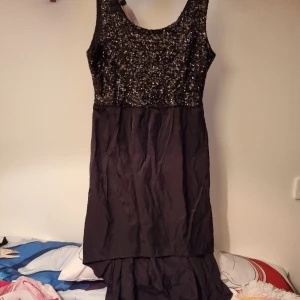 Fest klänning  - Bara testad fint skick katt finns I hemmet ursäkt att den är skrynklig. 