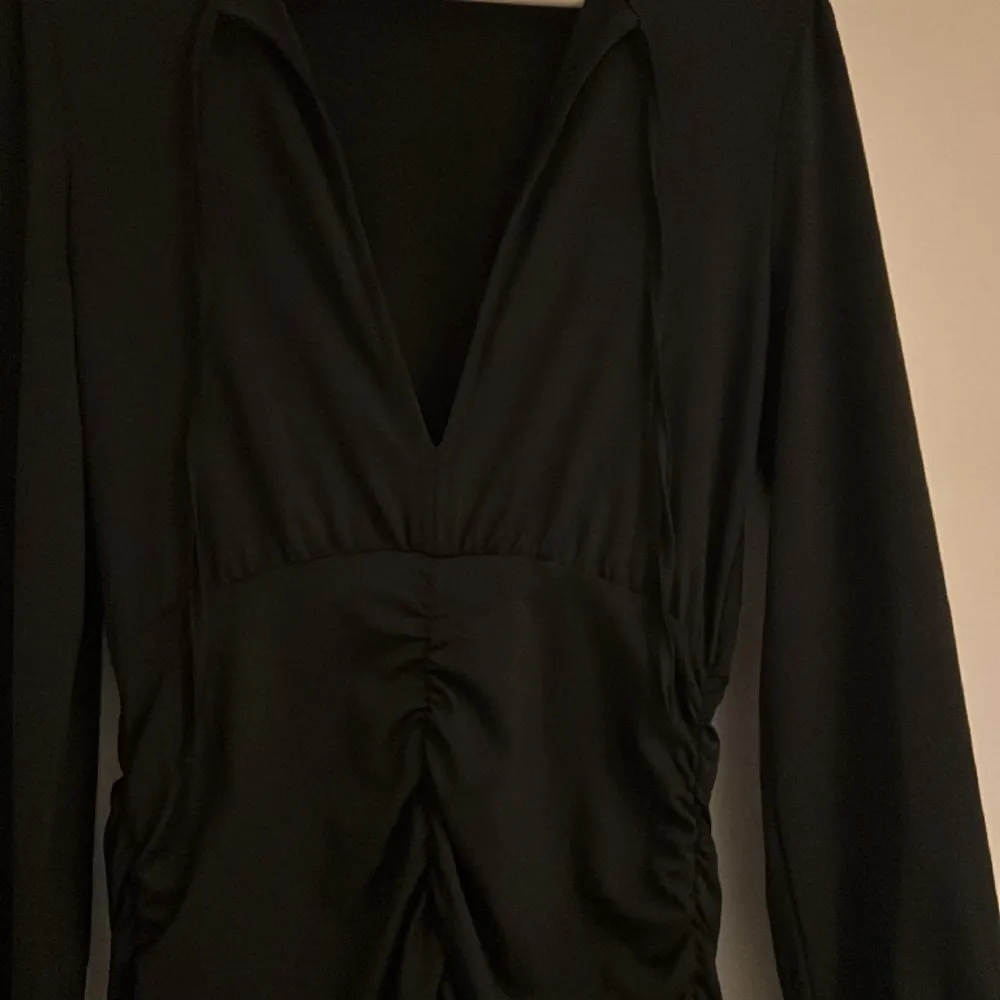 Halvlång svart klänning med scrunch. Mycket skönt material . Klänningar.