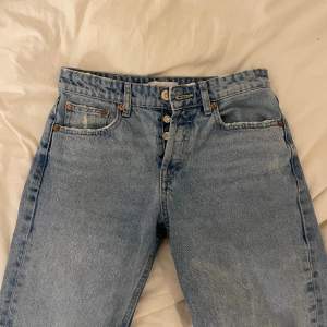 populära mid/low waist jeans från zara! Snygga med hål på knäna, sparsamt använda! 💗 storlek 36 men passar 34, samt xs och s, passar på mig som är 163!