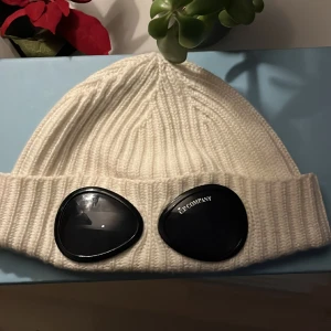 Cp company mössa - Jätte fin Cp mössa i super bra skicka utan några defekter! Den är 100% äkta! Säljer den för jag har en ny. Pris kan diskuteras!