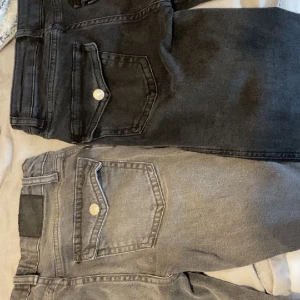 Jeans  - oanvända jeans, Köp ett par för 330kr eller båda paren för 600kr🥰 Helt slutsålda från Lager157.  SVARTA, xxs short GRÅA, xxs, full längd  (TRYCK INTE på köp nu innan vi kommit överens.)
